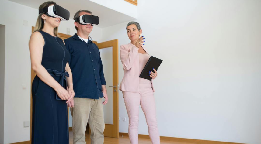 Virtual Reality Besichtigung für eine junge Familie, die sich einen leerstehenden Raum virtuell eingerichtet ansieht.
